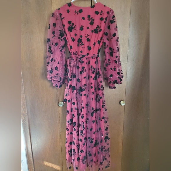 STUNNING Maroon and Black Rose Long Sleeve Dress - Picture 4 of 6